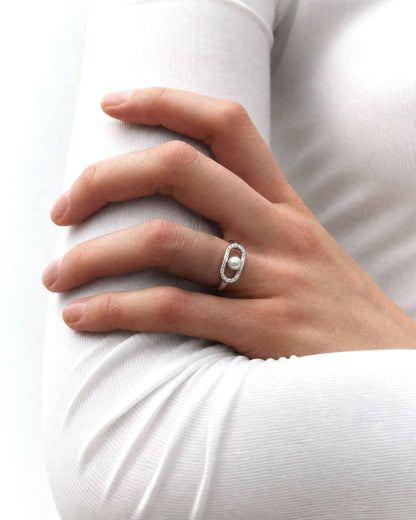 Anillo en plata con perla de 5mm y doble detalle de circonitas Libre