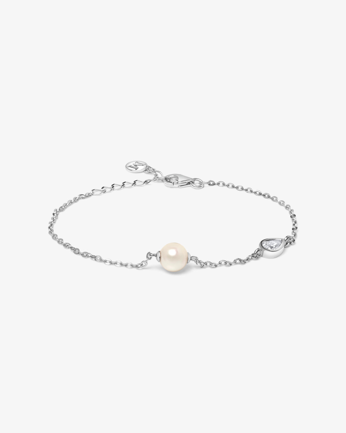 Silver bracelet with a central pearl and Nova cubic zirconia