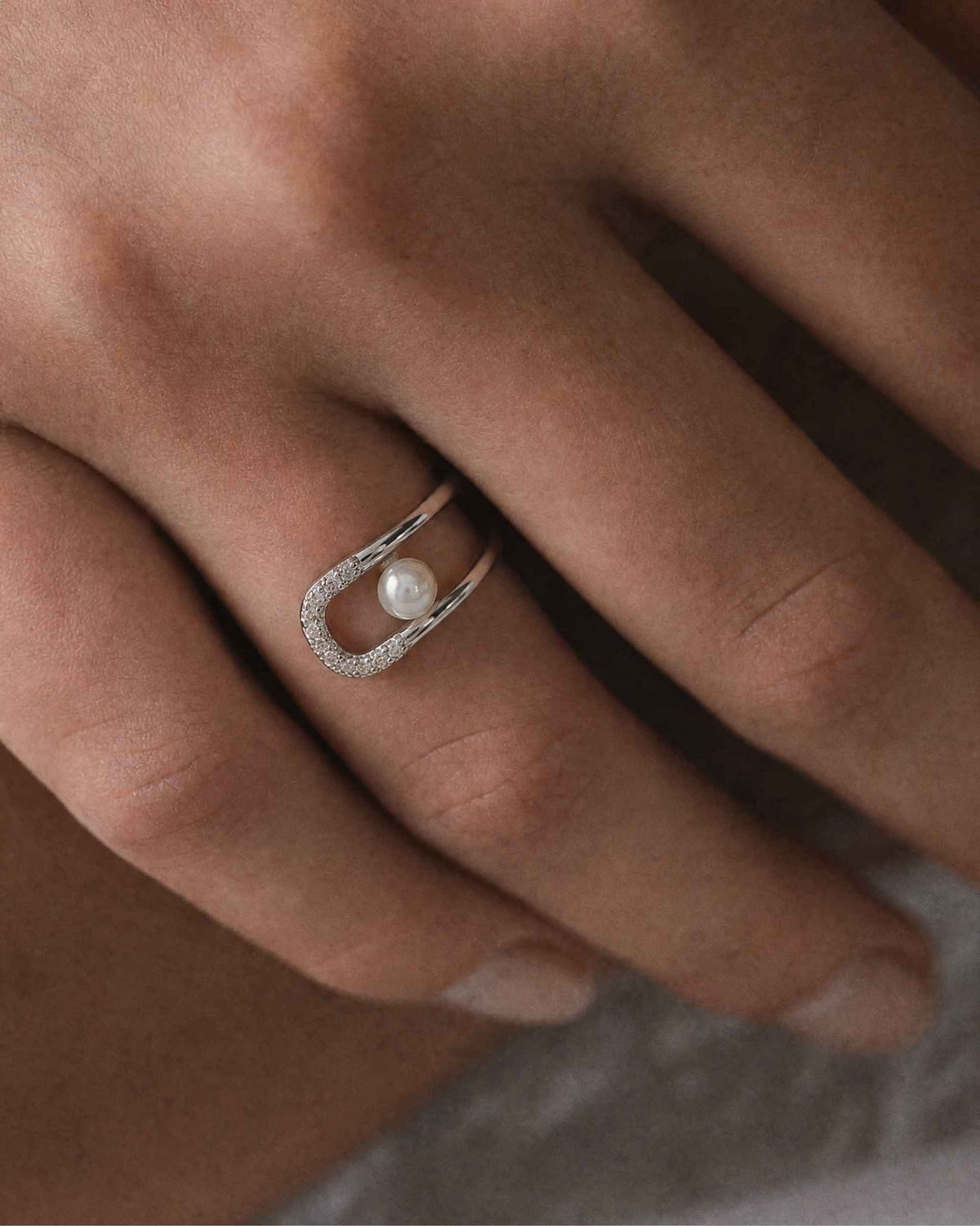 Open sterling silver ring with a half-pearl and a zircon detail, Libre