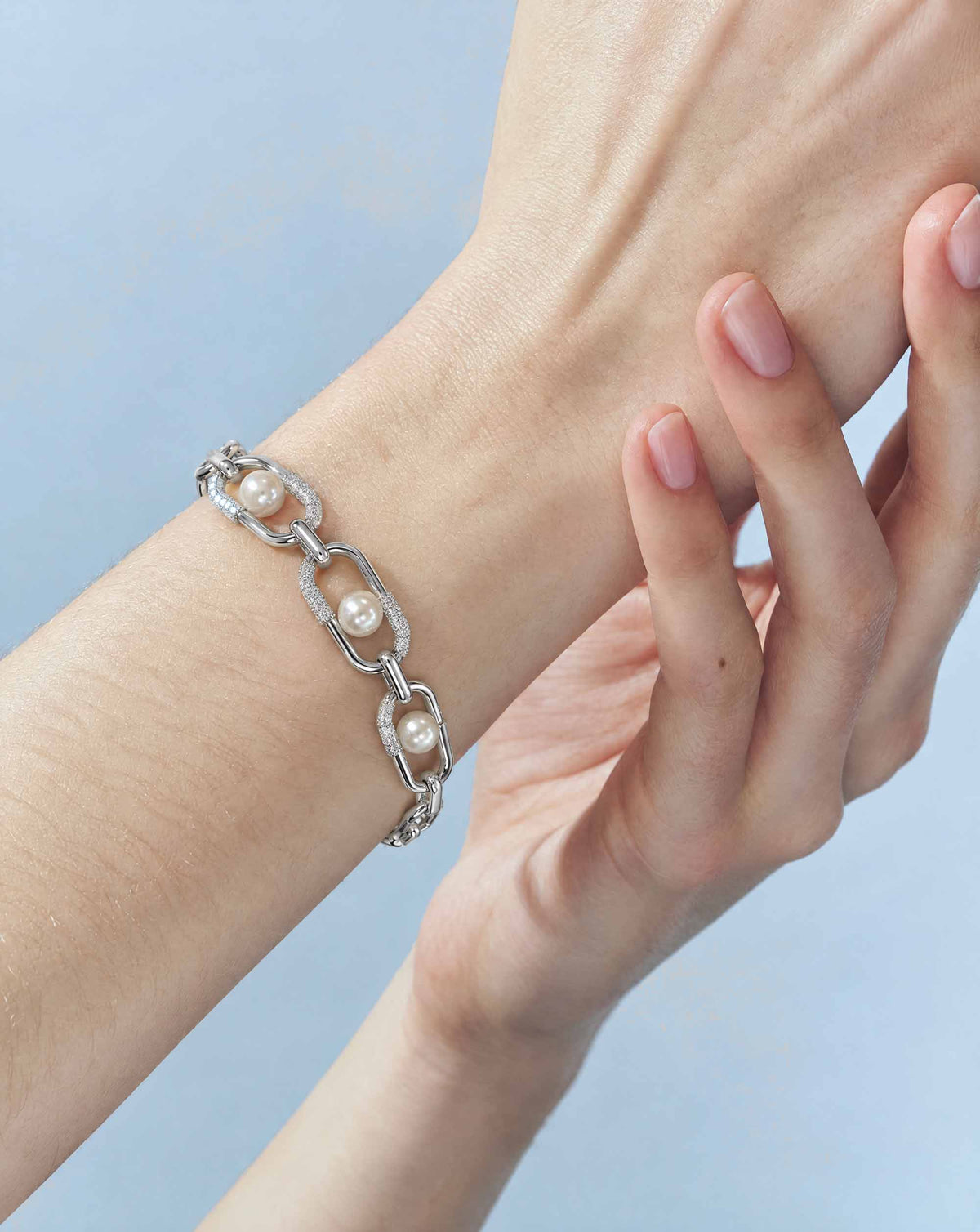 Pulsera de eslabones en plata con perla y logo Libr