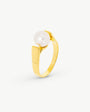 Goldener Ring mit weißen Perlen Nuada