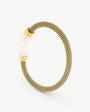 Goldenes Armband mit zwei weißen Perlen Tender