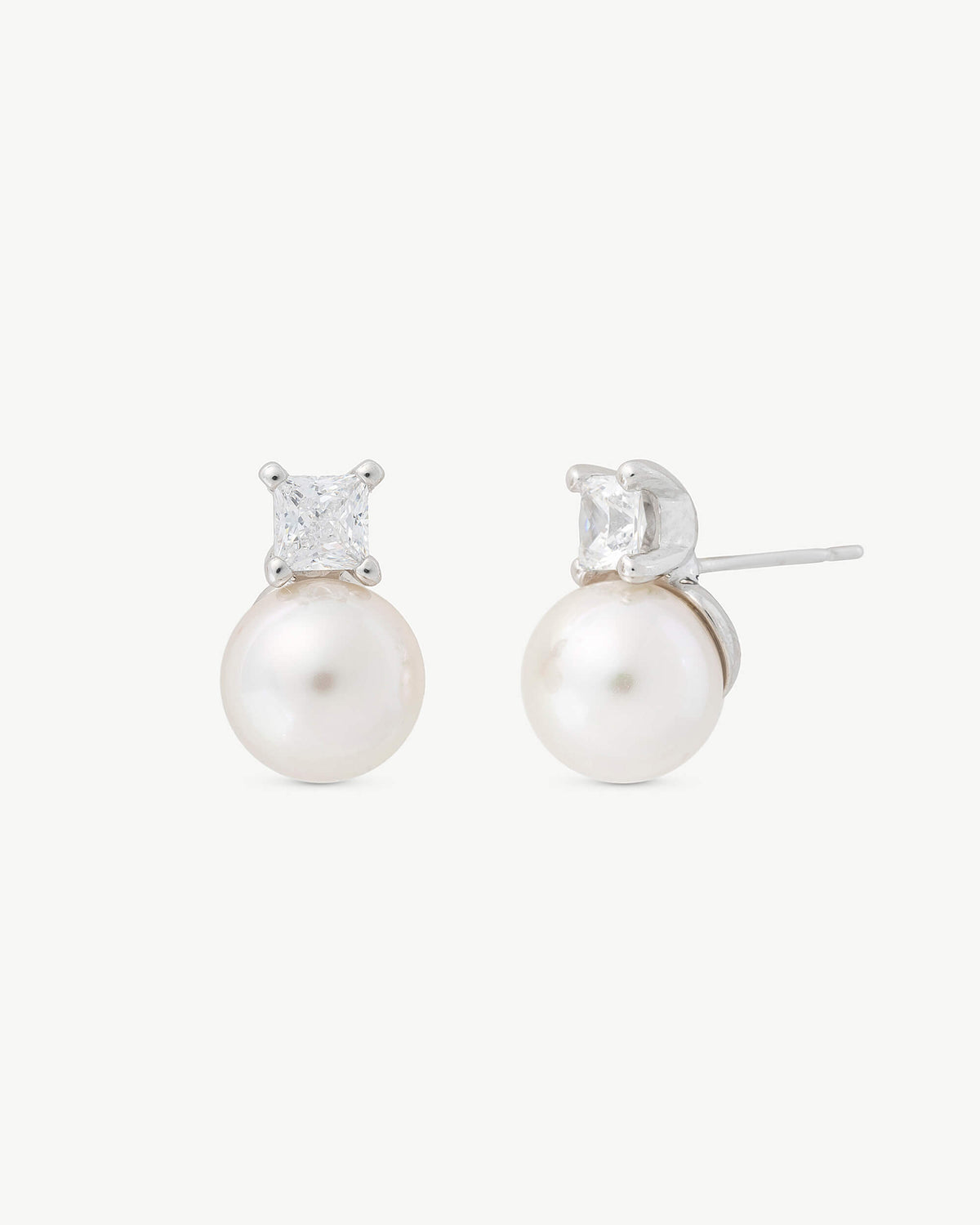Knopfohrringe mit 10 mm Perlen und quadratischem Zirkonia Selene