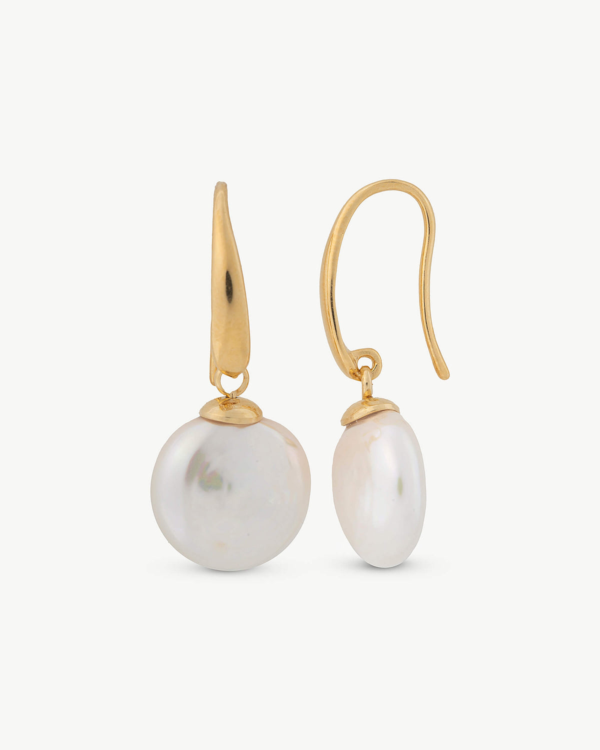 Kurze Ohrringe mit 12 mm ovaler goldener Perle Nuada