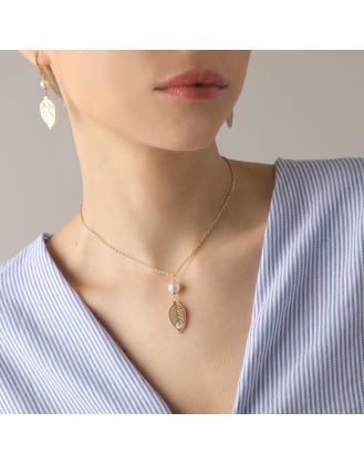 Dafne necklace with mother-of-pearl leaf pendant