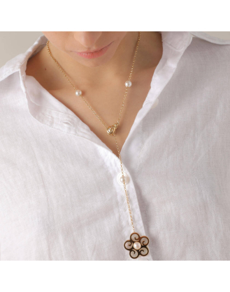 Long Roxana necklace with a mother-of-pearl flower