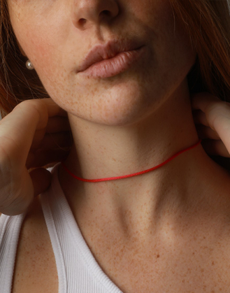 Silk choker in red with gold fastener 40cm