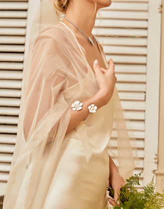 Brazalete novia Santorini Bianco ajustable con flores nacaradas y perlas