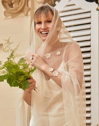 Anillo novia Santorini Bianco con flor pequeña nacarada y perla redonda