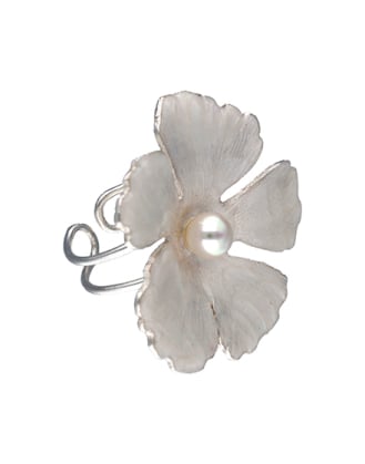 Anillo novia Santorini Bianco con flor pequeña nacarada y perla redonda