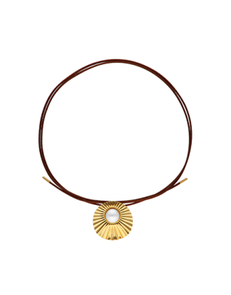 Collar Le Palm en acero dorado con perla blanca y cordón de seda marrón en Inox Steel | Perlas Majorica