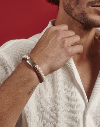 Sailor-Armband aus braunem Leder und weißen Perlen 22 cm