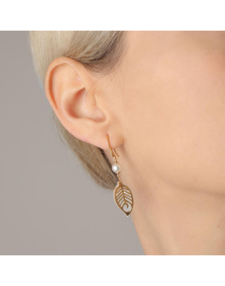 Dafne earrings with hanging mother-of-pearl leaves 