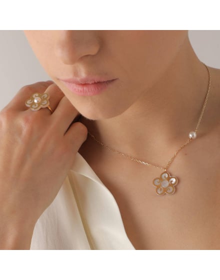 Short Roxana necklace with a mother-of-pearl flower charm