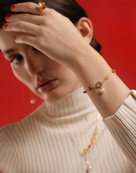 Armband Algaida gold mit runden Perlen und bernsteinfarbenem Muranoglas