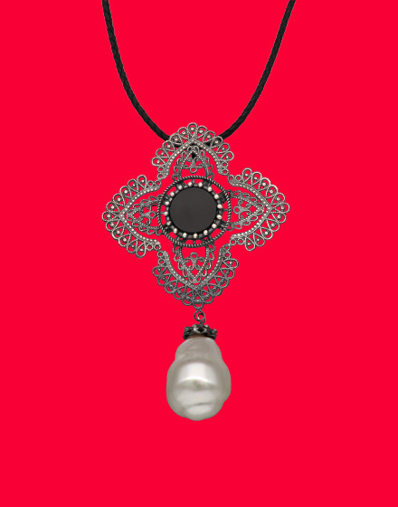 Colgante Peregrina con perla barroca y ónix, pearl pendant