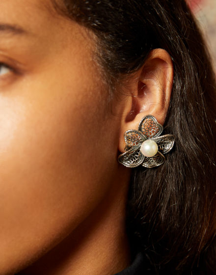 Pearl filigree flower earrings Peregrina