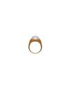 Zale es un anillo tipo sello con una perla media bola blanca de 12 cm en el centro.